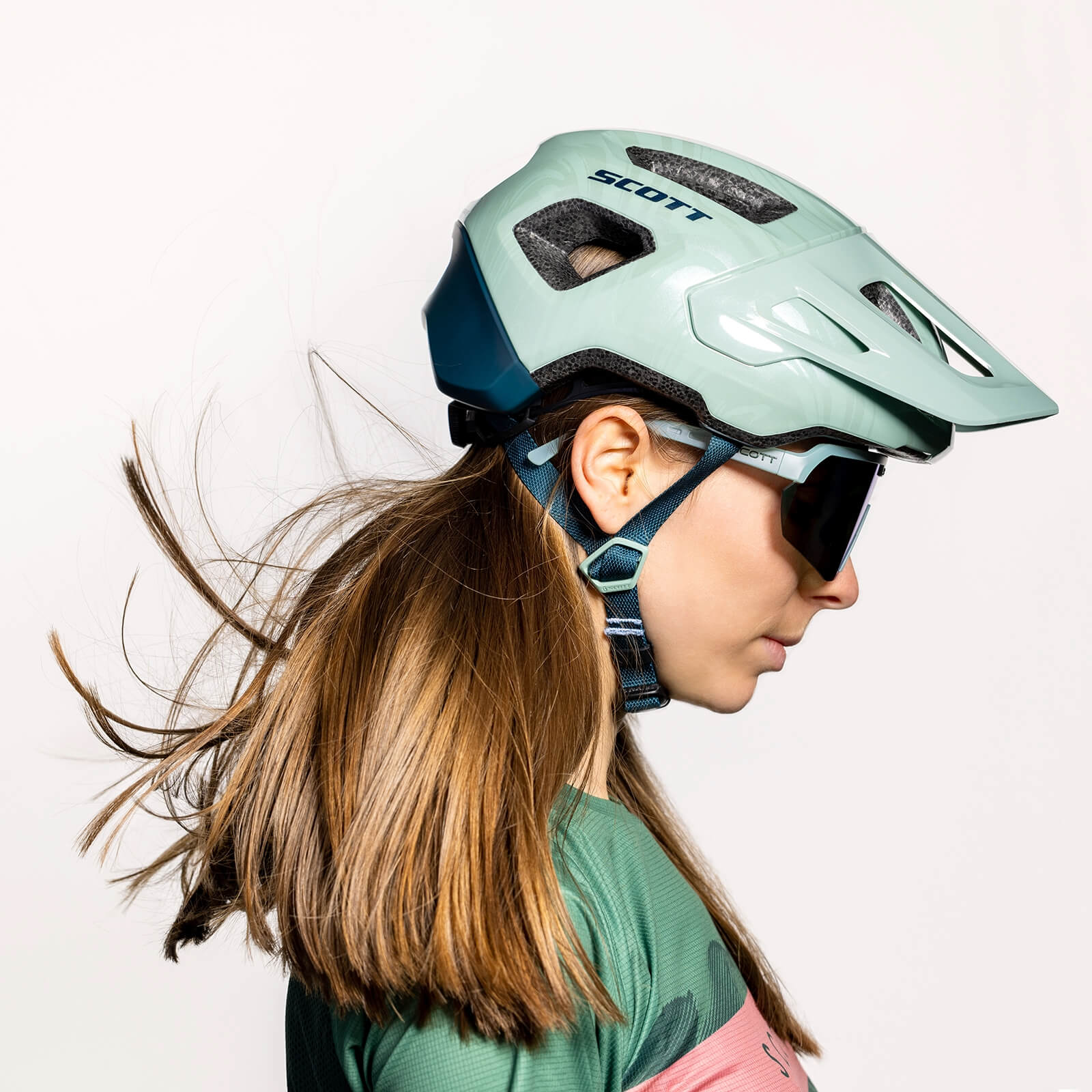 Uso real do capacete de bicicleta scott